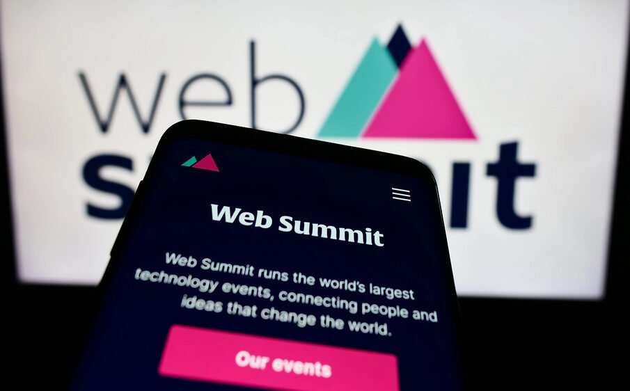 iHeartPodcasts diventa partner ufficiale dei podcast al Web Summit Qatar 2025