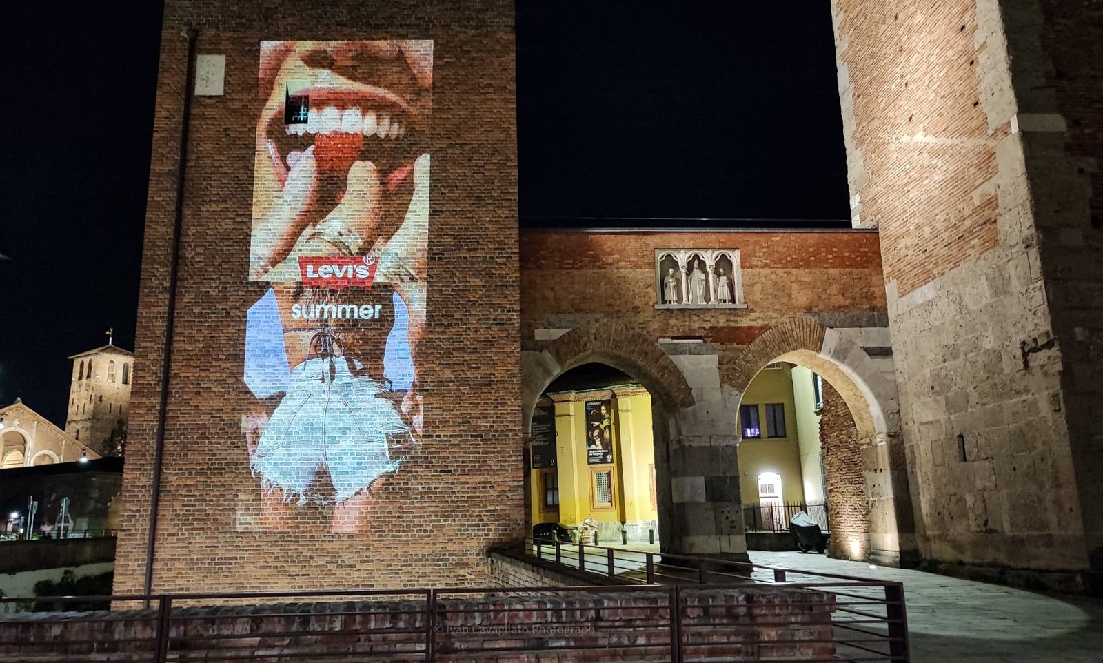 Levi’s accende Milano con la Short-Summer Campaign: guerrilla marketing e summer vibes per celebrare gli shorts in denim