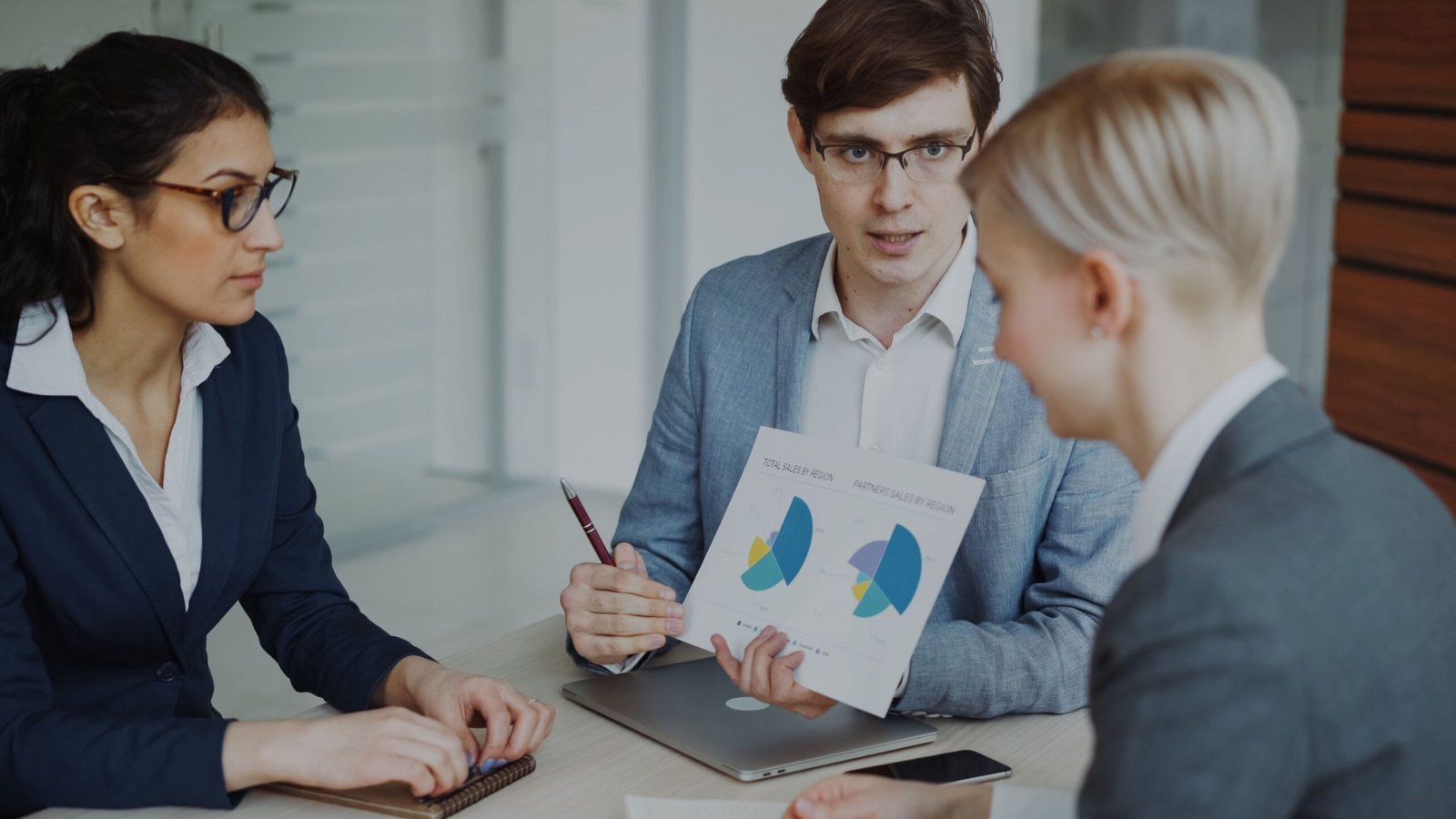 Certificazioni ISO e valore d’impresa: cosa cambia davvero nei conti di una PMI